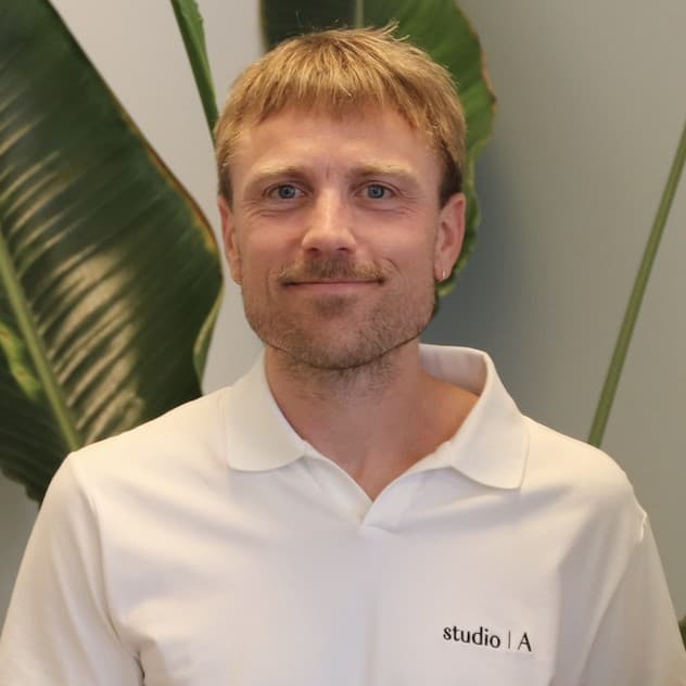 Simon, hudlæge hos Studio A